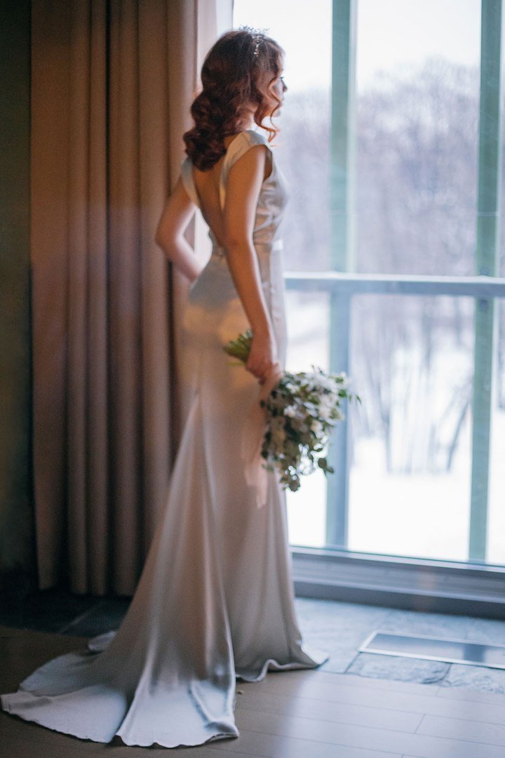 Шелковое облегающее свадебное платье