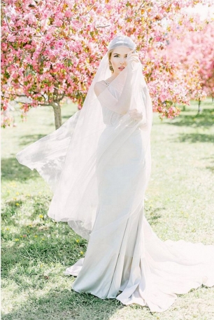 Шелковое свадебное платье и фата нежного серо-бежевого оттенка