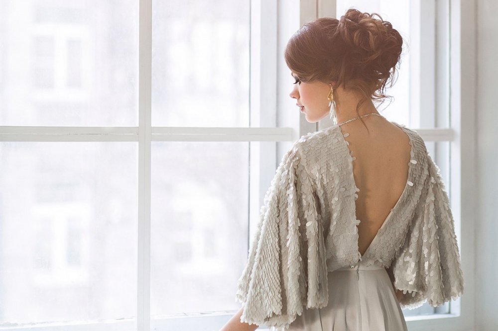 Шелковое свадебное платье с открытой спинкой и рукавами-крылышками