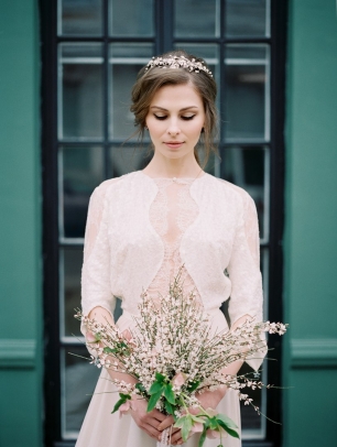 Шелковое свадебное платье с пайетками и французским кружевом