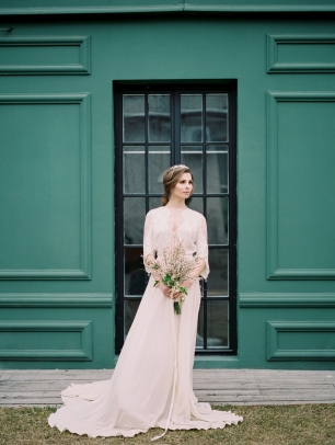 Шелковое свадебное платье с пайетками и французским кружевом