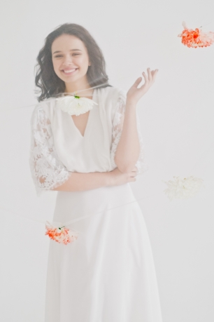 Шелковое свадебное платье с рукавами из французского кружева