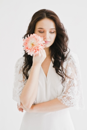 Шелковое свадебное платье с рукавами из французского кружева