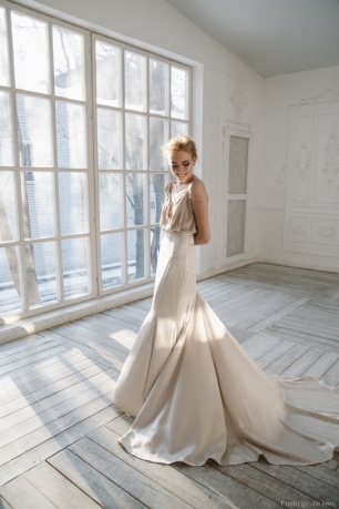 Шелковое свадебное платье с шелковым бархатом и отделкой бисером