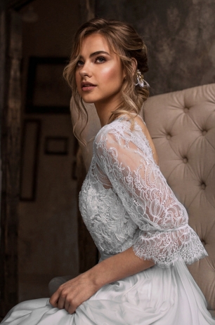 Свадебное платье из нежного французского кружева и натурального шелка.