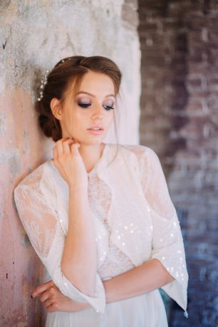 Свадебное платье из шелка с пайетками и французским кружевом