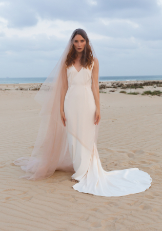 свадебные прически для длинных волос,  пляжные волны, платье VARAKSINA WEDDING DRESS