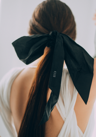 свадебные прически для длинных волос, низкий хвост с бантом, платье VARAKSINA WEDDING DRESS