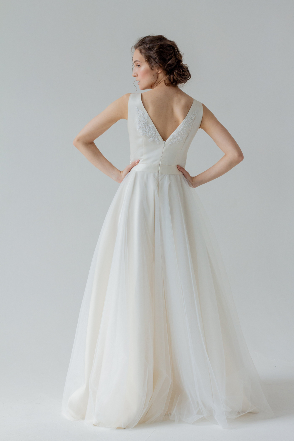 Красивого молочного оттенка  свадебное платье "Анна", с красивой спиной.
Размер 44.