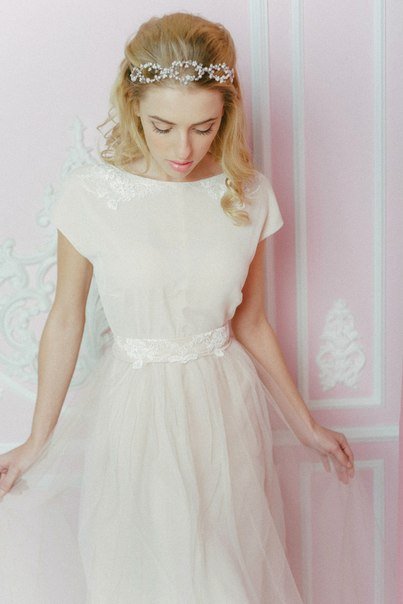 Платье "Бежевый свет" невероятно красивого разбеленно кофейного оттенка, с фатиновой юбкой, легким украшением из кружева. Приспущенный рукав и открытая спина. Утонченный, легкий образ с нотками волшебства.

Размер 44