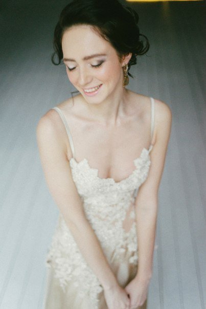 Платье "Крем Брюле" от дизайнера Юлии Валлиулиной.
Светло бежевое платье, с расшитым кружевным лифом и шифоновой струящейся юбкой. На спинке со шнуровкой.

Размер 42-44