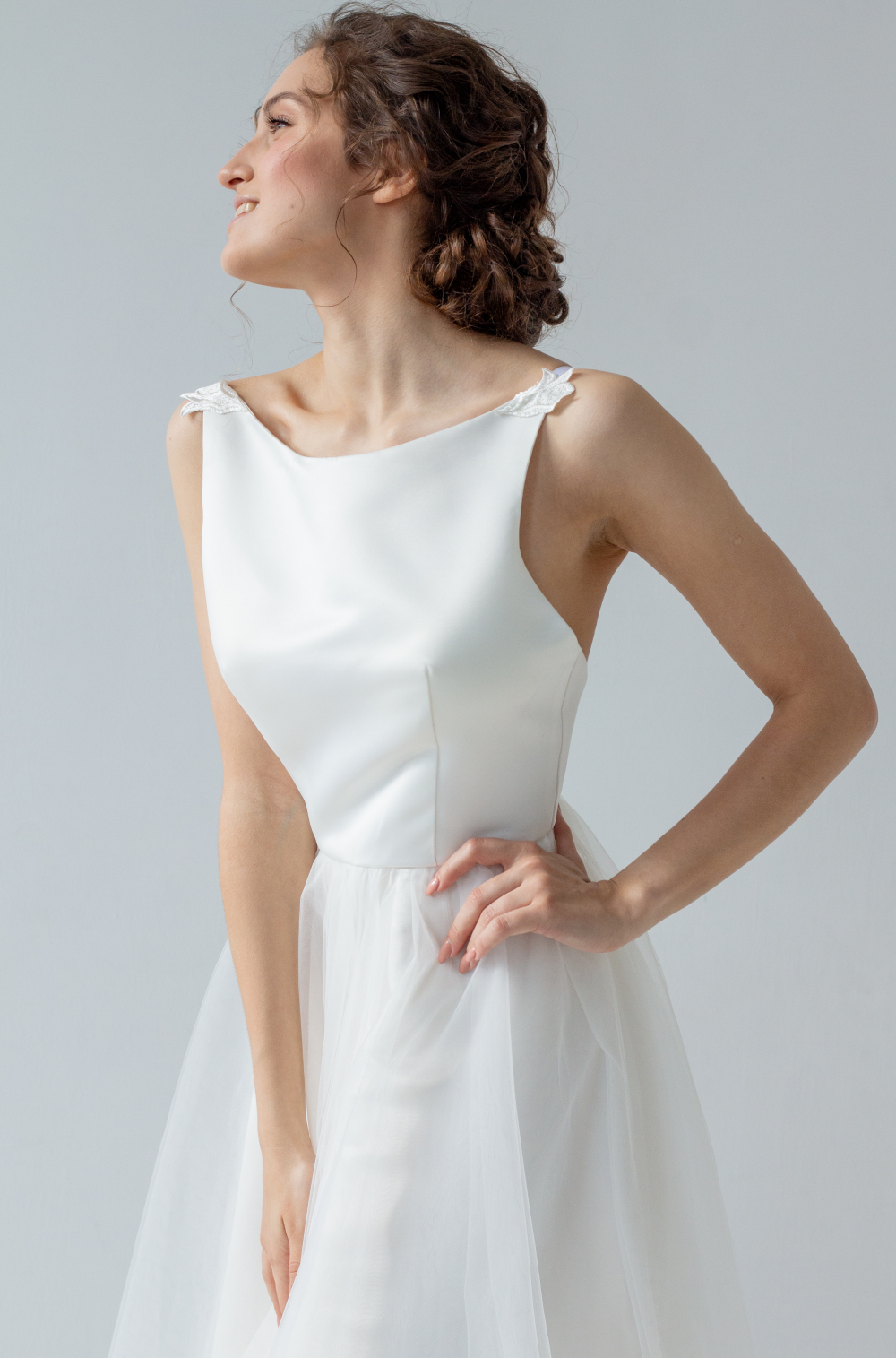 Свадебное воздушное платье оттенка Айвори с открытой спинкой. Воздушная фатиновая юбка струится, как облако. Лаконичный крой и легкость в образе невесты. Размер 42-44.