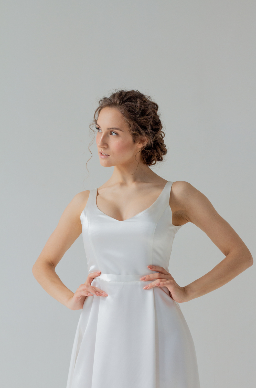 Свадебное, шелковое платье сияющее и минималистичное. Красивые вырезы на груди и спине. Тонкий пояс и небольшой шлейф. Лаконично и эстетично. Размер 42-44.