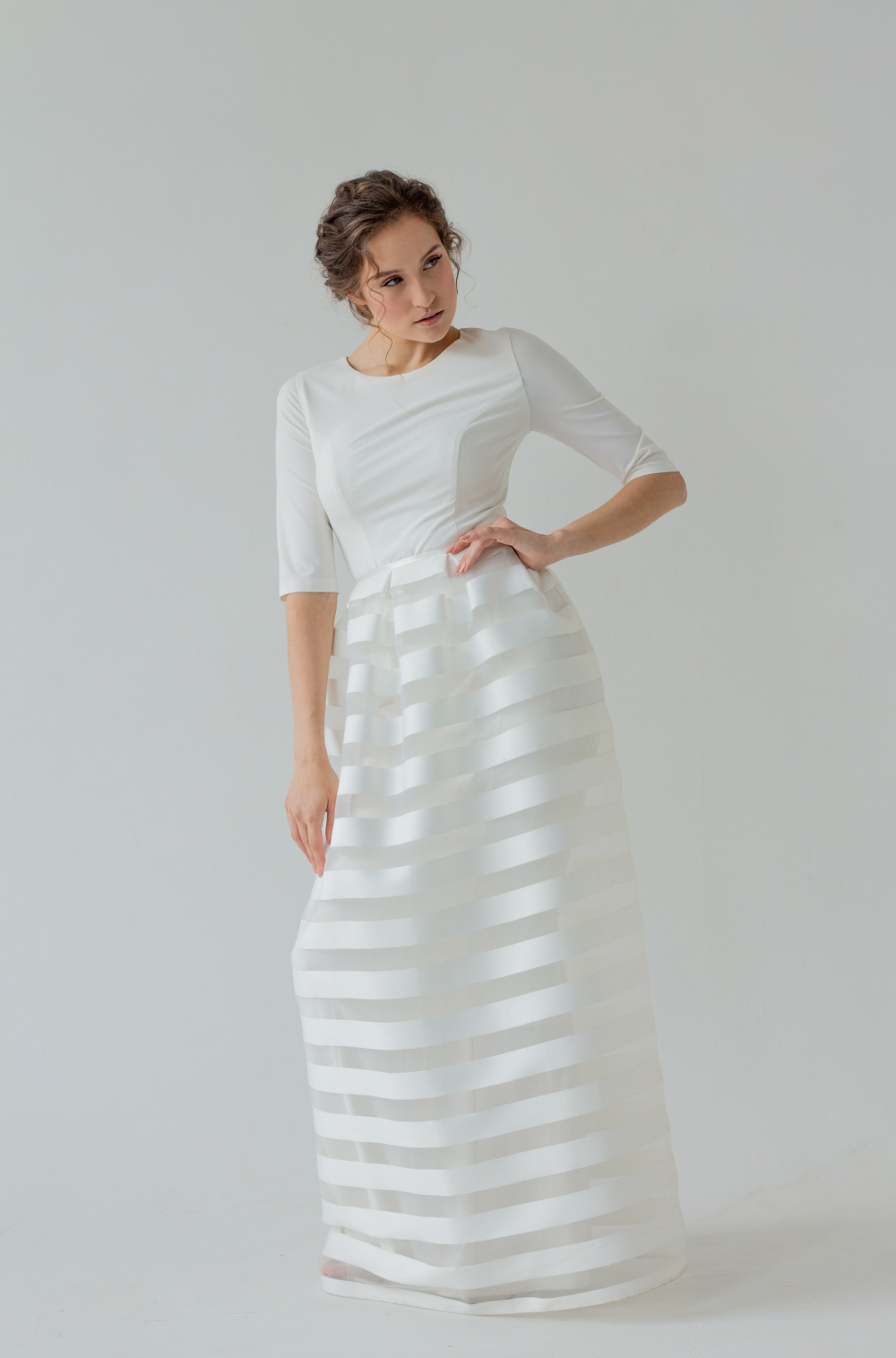 Свадебное платье - футляр со съемной, полосатой юбкой, с рукавом 3/4. Дизайнерский и стильный образ. Размер 42.