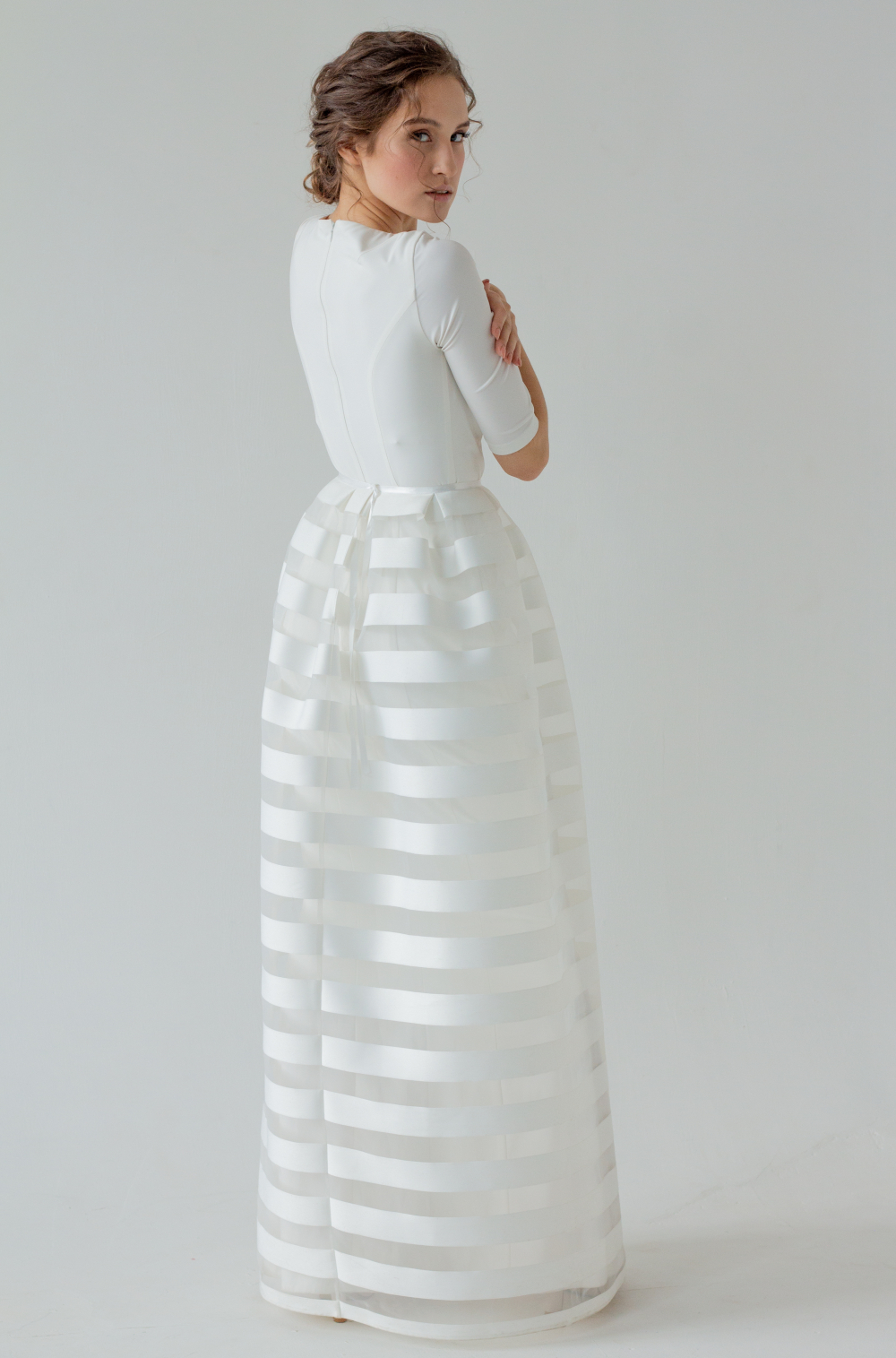 Свадебное платье - футляр со съемной, полосатой юбкой, с рукавом 3/4. Дизайнерский и стильный образ. Размер 42.