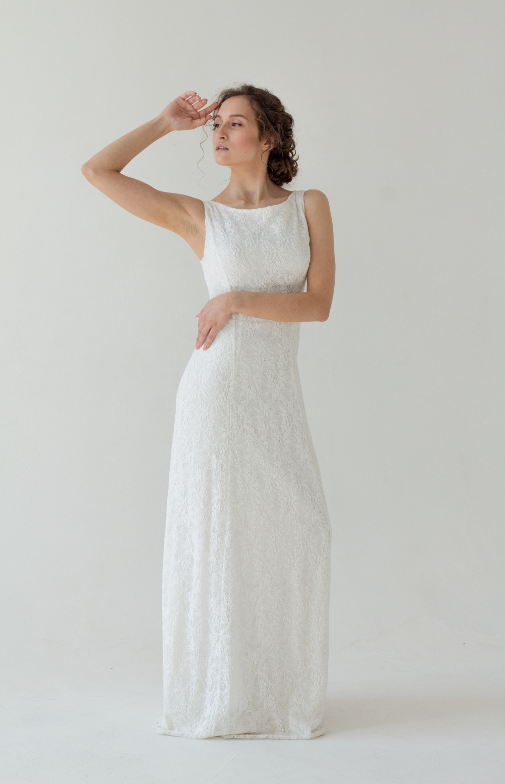 Кружевное, силуэтное свадебное платье молочного оттенка со съемной юбкой из фатина. Подчеркивает фигуру. Фактурное, цветочное кружево украшает платье. Размер 42-44.