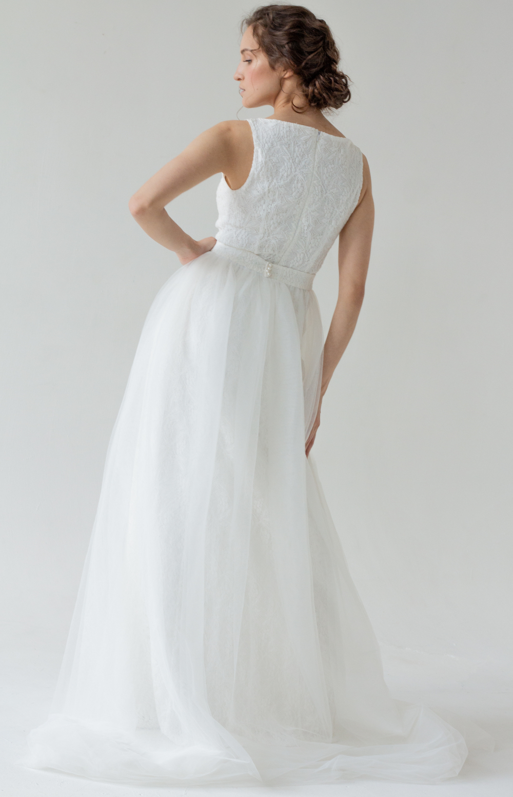 Кружевное, силуэтное свадебное платье молочного оттенка со съемной юбкой из фатина. Подчеркивает фигуру. Фактурное, цветочное кружево украшает платье. Размер 42-44.