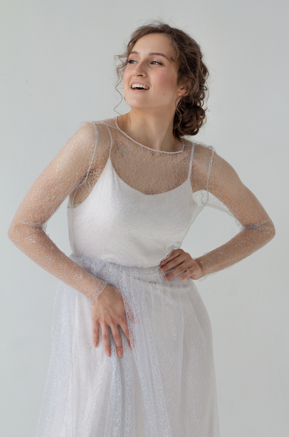 ДействияЕщё
Свадебное платье - паутинка, состоит из 2 слоев, нижняя сорочка пудрового оттенка и верхний серебристый слой из "паутинки" с длинным рукавом. В комплекте лента - пояс. Размер 42-44.