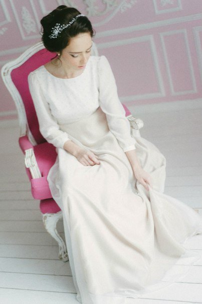 "Горошковое платье"
Шифоновое платье молочно бежевых оттенков, с летящей струящейся юбкой, с нежным верхом в горошек и открытой спиной. Скромный и милый образ.

Размер 44