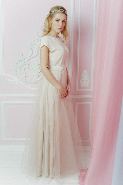 Платье "Бежевый свет" невероятно красивого разбеленно кофейного оттенка, с фатиновой юбкой, легким украшением из кружева. Приспущенный рукав и открытая спина. Утонченный, легкий образ с нотками волшебства.

Размер 44