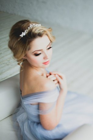 Нежная прическа с маленькой диадемой