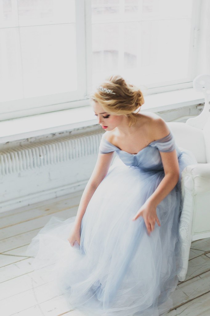 Платье невесты из легкой голубой ткани