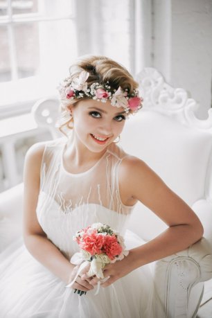 Цветочный венок и букет невесты в одном стиле