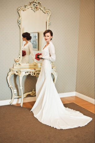 Свадебное платье с шлейфом и длинными рукавами