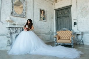 Пышное платье невесты с длинным шлейфом