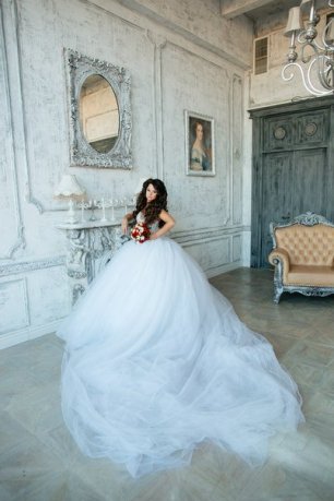Пышное воздушное свадебное с длинным шлейфом