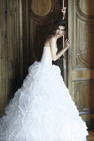 Свадебное платье с пышной юбкой оригинальной драпировки