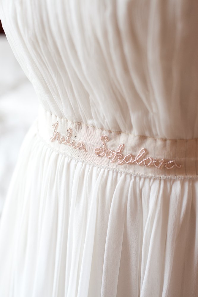 Именная надпись на платье невесты