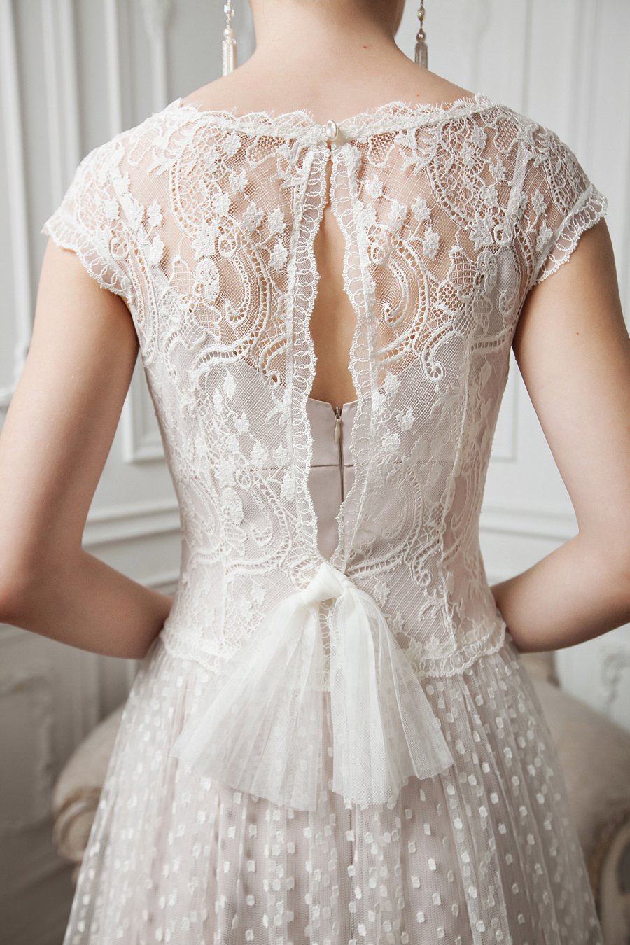 Свадебное платье GRACE

Нежнейшее свадебное платье цвета ivory в стиле эко-бохо-шик из умопомрачительного французского хлопкового кружева и итальянской мягкой сетки с мушками, также с содержанием хлопка. Снизу летящая плиссированная оборка. В комплекте нижнее платье оттенка nude, на фоне которого рисунок верхнего кружевного платья смотрится наиболее выигрышно. По желанию можно сделать нижнее платье любого оттенка.

В наличии размер 42 на рост до 174 см плюс каблуки