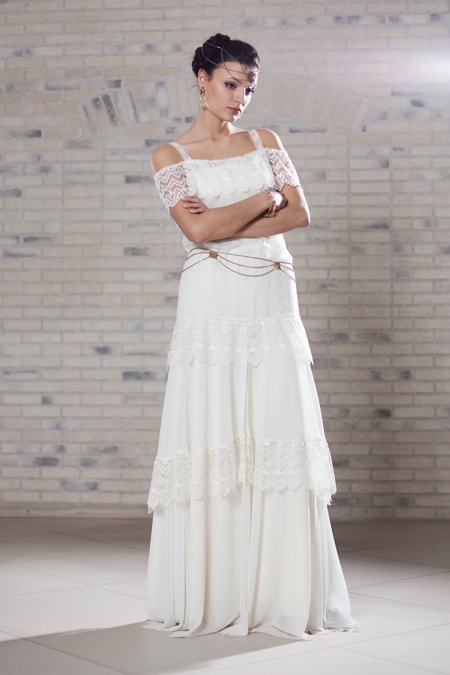 Платье EVA два-в-одном, цвет ivory. Нижнее платье - гладкое, в талию, на тоненьких лямках, с широкой трехслойной летящей юбкой. Средний слой юбки - очень качественная атласная ткань почти без блеска. Вискоза/полиэстер/шелк/хлопок. Верхнее платье - прозрачное шифоново-кружевное. 
===
Возможен пошив аналога по Вашим меркам.