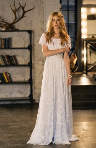 Кружевное платье с открытыми плечами