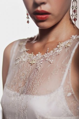 Лиф свадебного платья украшен нежными лепестками