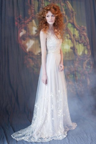 Платье деликатно расшитое узорами