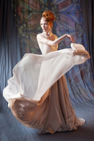 Свадебное платье вечернего стиля с поедками