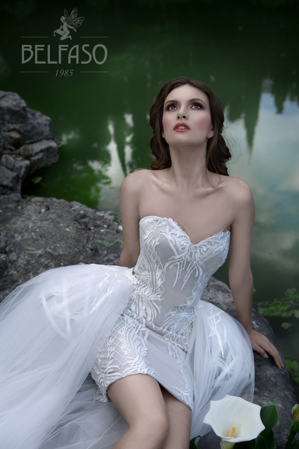 Ультрамодное короткое свадебное платье, с изумительной отделкой из крупного кружева, со съемной пышной юбкой
