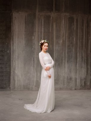 Белое кружевное платье с длинными рукавами