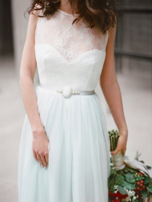 Кружевное платье с винтажной брошью на поясе