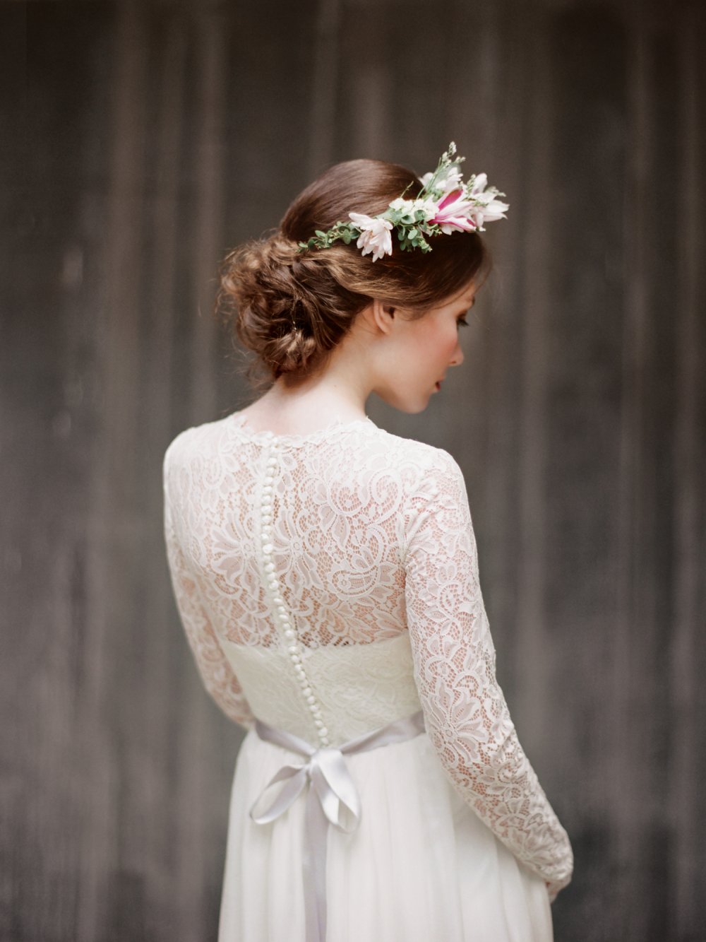 Свадебное платье с кружевной отделкой