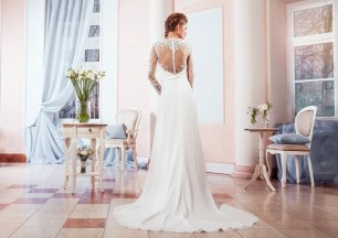 Платье с пуговичками на спинке