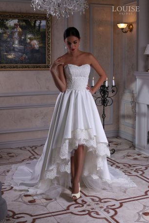 Платье со шлейфом и открытыми плечами