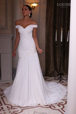 Свадебные платье с открытыми плечами и длинным шлейфом