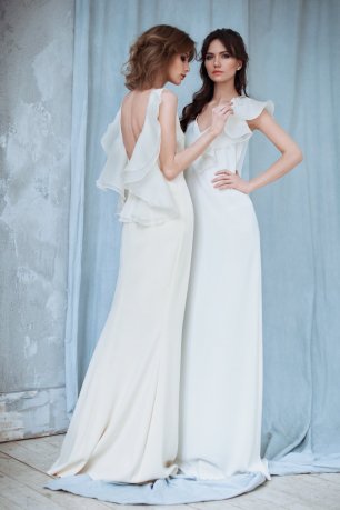 Платье на свадьбу с открытой спиной и легкими воланами