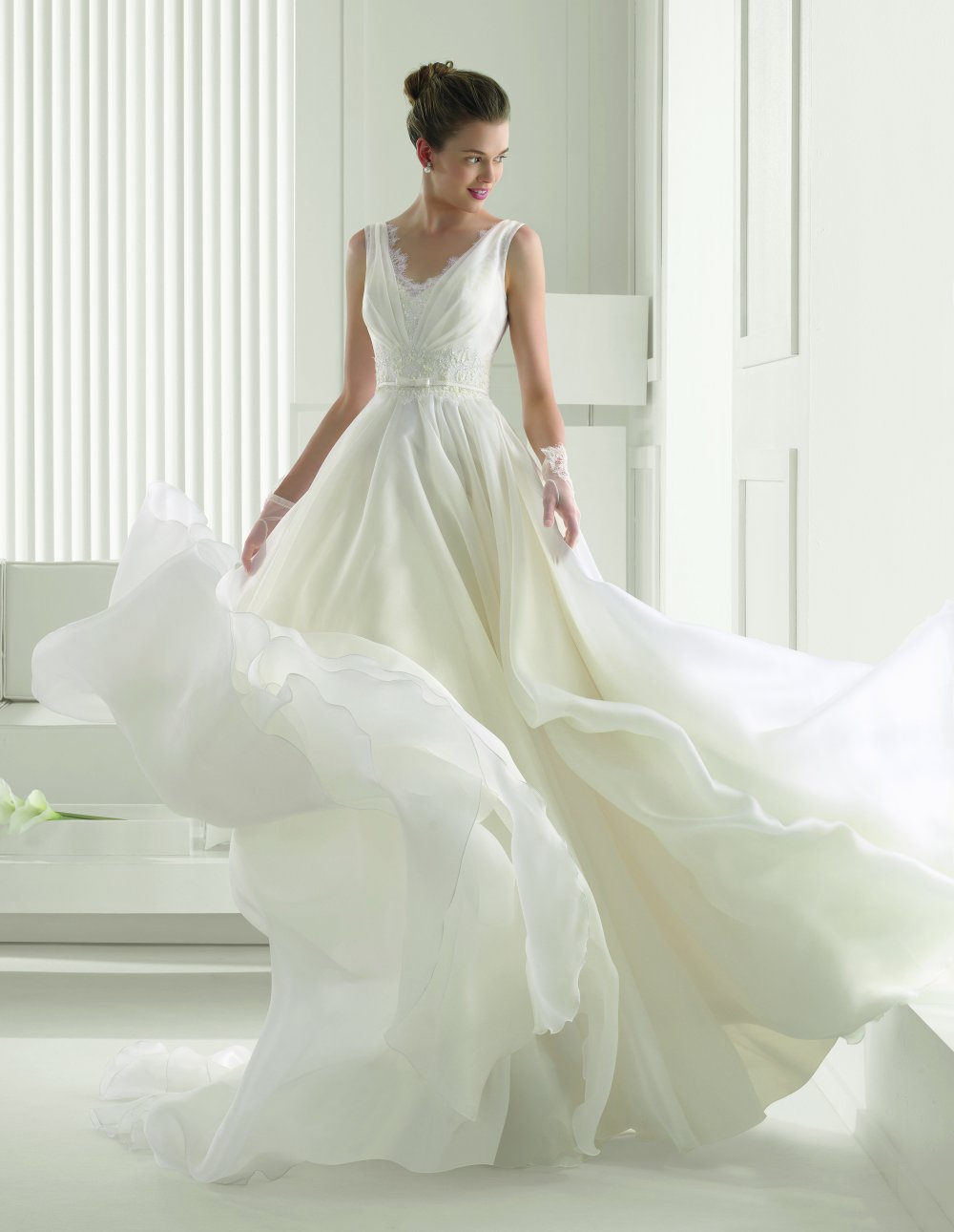 Платье из органзы и кружева с камнями с украшением мережкой, цвет слоновой кости.