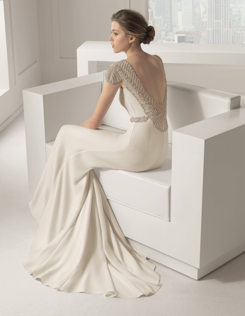 Платье из креповой ткани с украшением из камней, цвет слоновой кости.