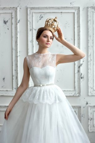 Нежное кружево шантильи, съёмная баска.