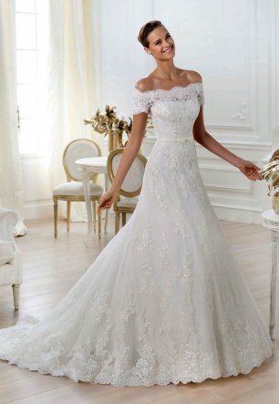 Кружевное свадебное платье с приспущенными рукавами
